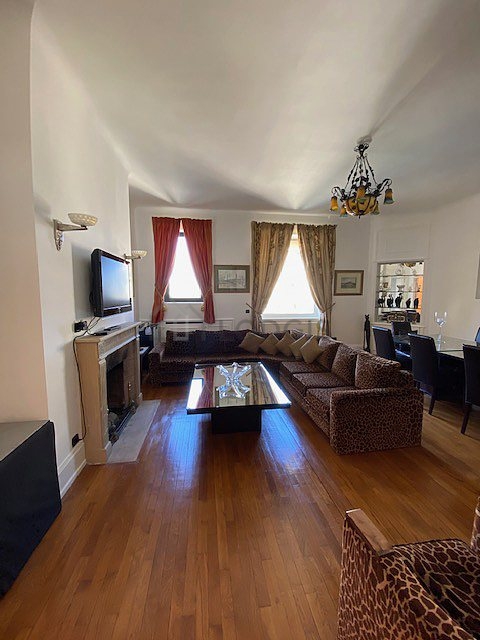 Salon avec du parquet au sol