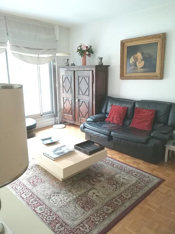Séjour avec fenêtres double vitrage et balcon donnant sur rue