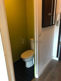 Toilettes indépendantes de la salle d'eau