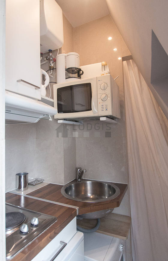 Kitchen equipped with washing machine, refrigerator, freezer, extractor hood