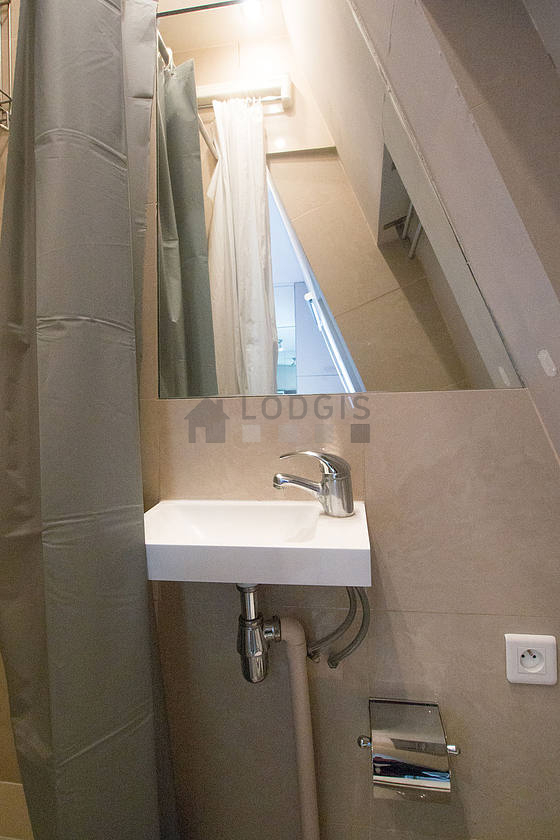 Salle de bain équipée de serviettes de bain