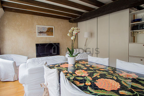 Living room of 15m² with wooden floor