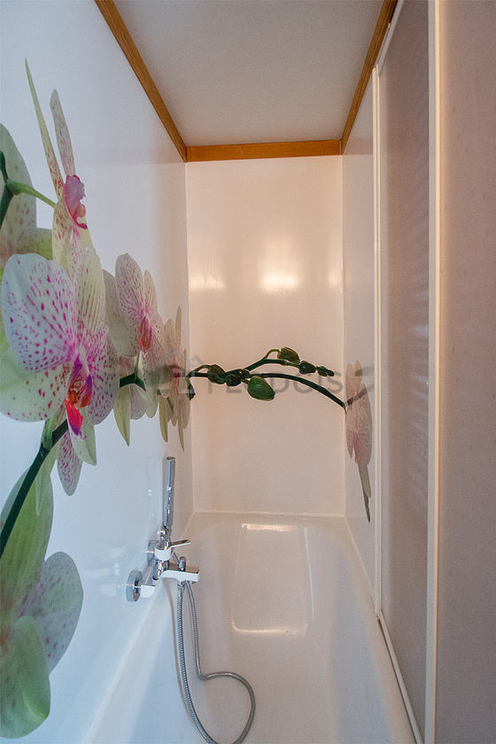 Salle de bain avec du dallage au sol