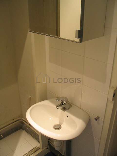 Bathroom equipped with bath towels