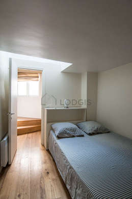 Bedroom with woodenfloor