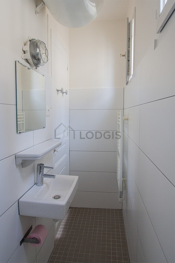 Bathroom equipped with bath towels