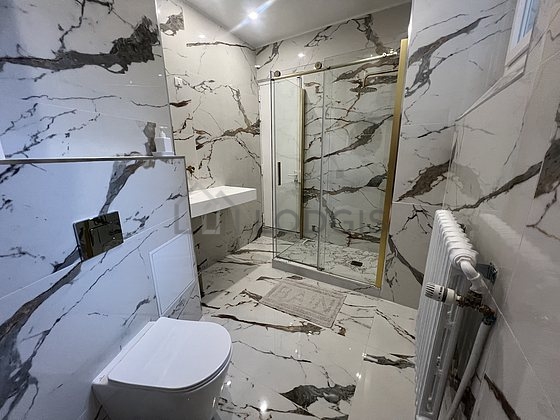 Bathroom with windows and with wooden floor