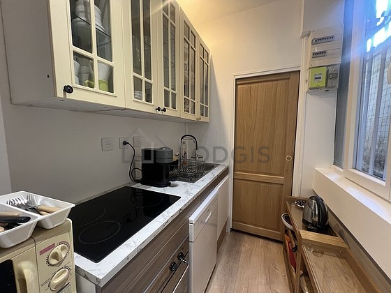 Cuisine de 4m² avec du marbre au sol