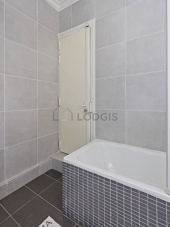 Salle de bain équipée de serviettes de bain