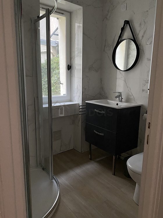 Belle salle de bain très claire avec fenêtres et du carrelage au sol