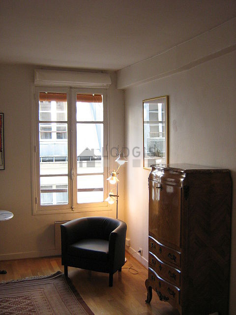 Séjour calme équipé de 1 canapé(s) lit(s) de 140cm, télé, 1 fauteuil(s), 2 chaise(s)