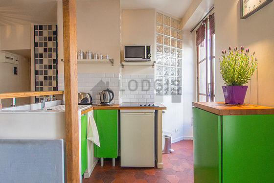 Cuisine dînatoire pour 4 personne(s) équipée de plaques de cuisson, réfrigerateur, freezer, vaisselle