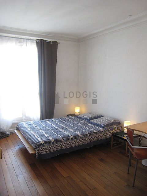Chambre avec du parquet au sol