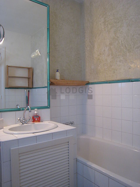Salle de bain claire avec fenêtres double vitrage et du carrelage au sol