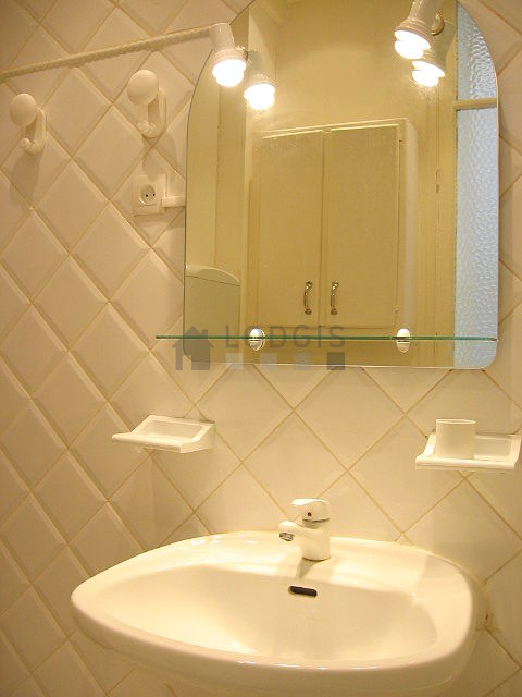 Bathroom with windows and with tile floor