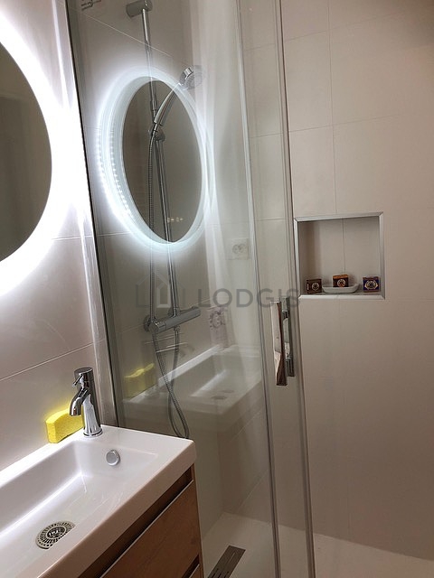 Belle salle de bain claire avec du carrelage au sol