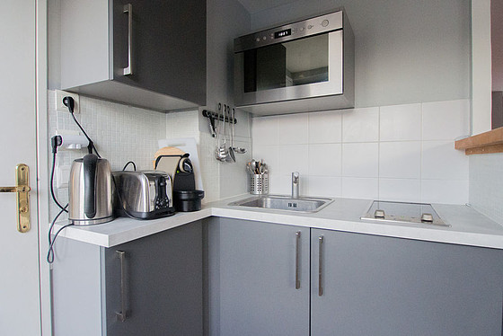 Kitchen where you can have dinner for 2 person(s) equipped with hob, refrigerator, freezer, crockery