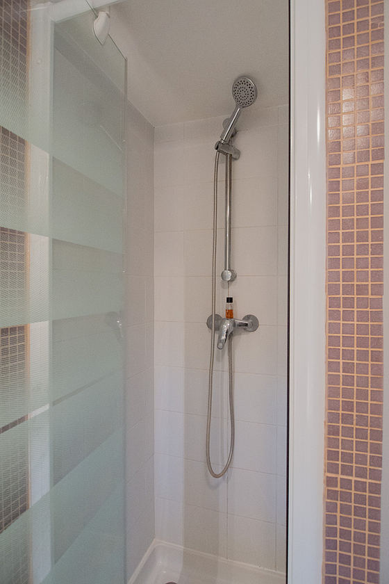 Belle salle de bain claire avec fenêtres et du carrelage au sol