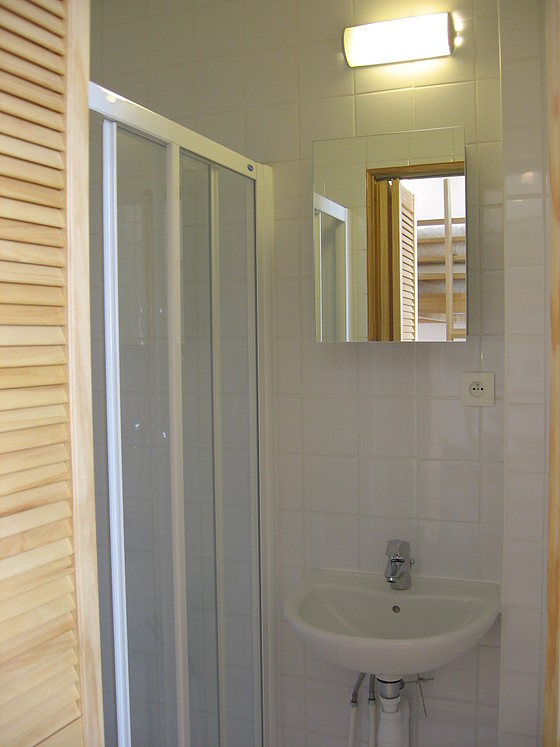 Belle salle de bain claire