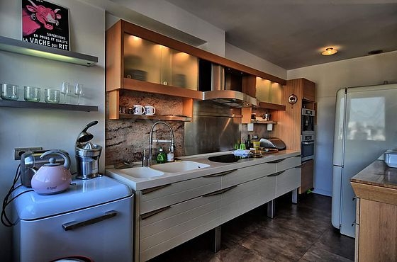 Magnifique cuisine avec du carrelage au sol