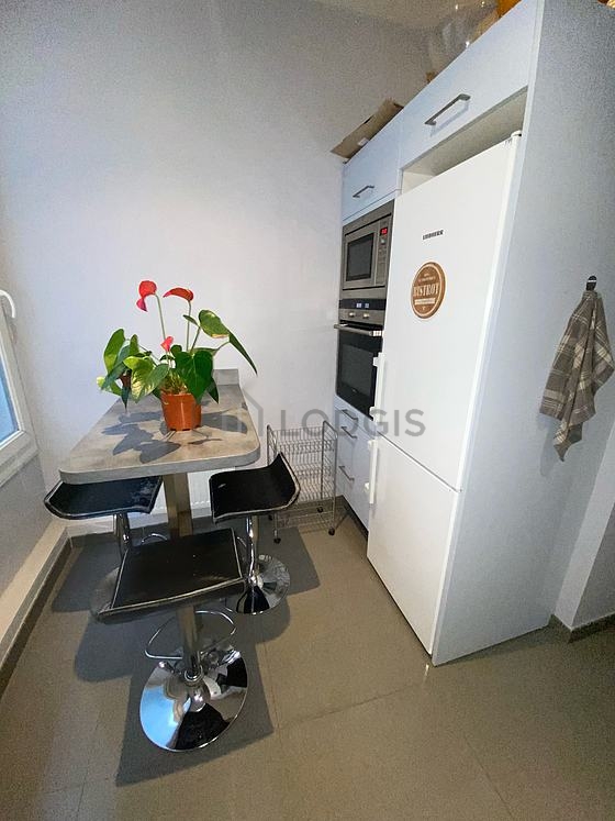 Kitchen of 7m² with tile floor