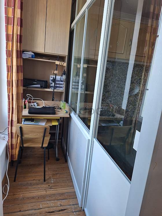 Bright bedroom equipped with tv, hi-fi stereo, 1 chair(s)