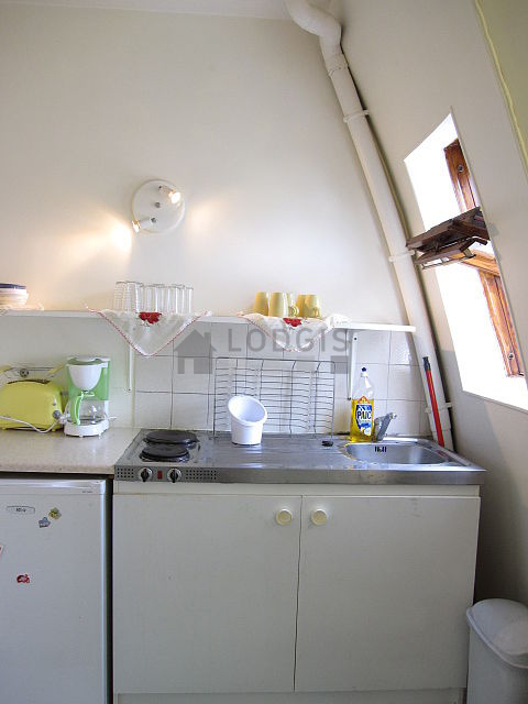 Kitchen where you can have dinner for 2 person(s) equipped with hob, refrigerator, freezer, crockery