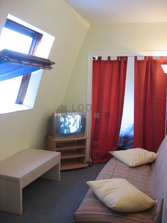Quiet living room furnished with 1 sofabed(s) of 140cm, tv