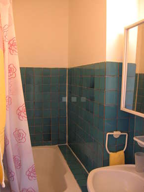Salle de bain avec du carrelageau sol