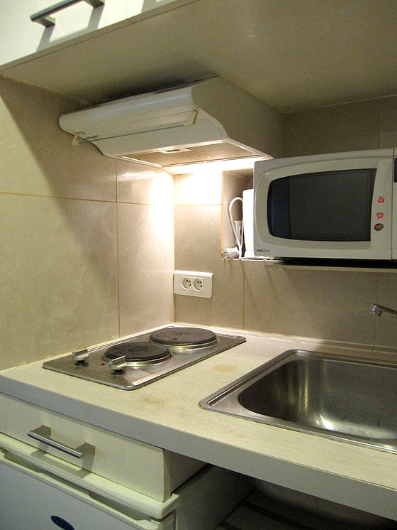 Cuisine équipée de lave linge, réfrigerateur, freezer, hotte