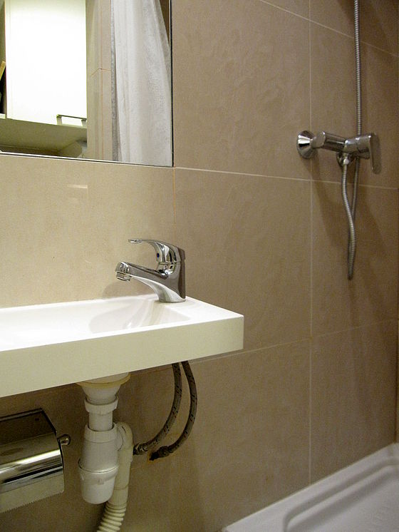 Salle de bain équipée de serviettes de bain
