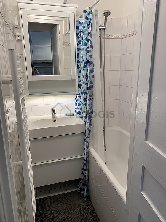 Salle de bain avec du carrelage au sol