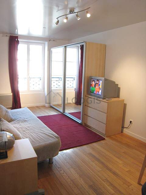 Salon avec du parquet au sol