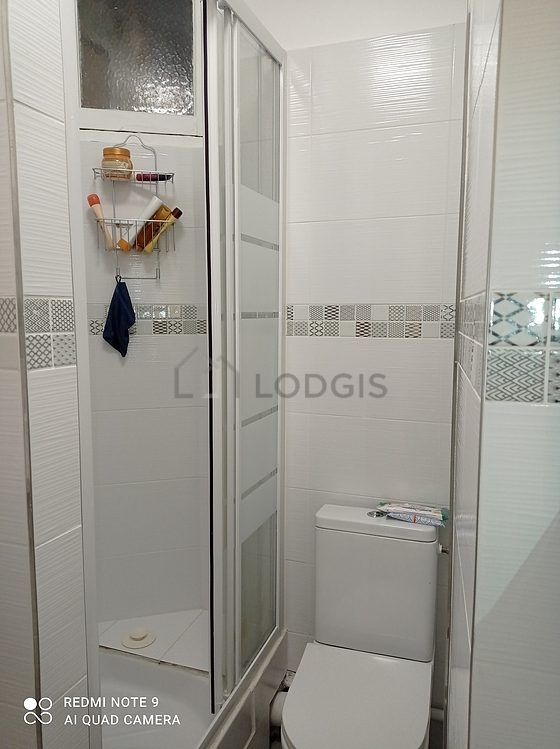 Bathroom equipped with bath towels