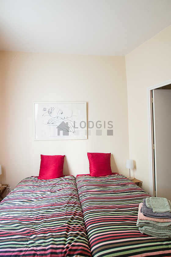 Chambre avec du parquet au sol