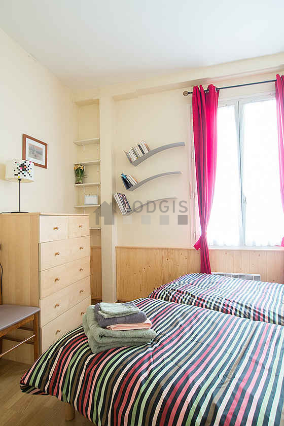 Chambre avec fenêtres double vitrage