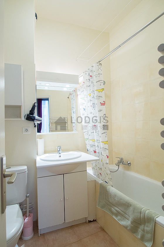 Belle salle de bain avec du carrelage au sol