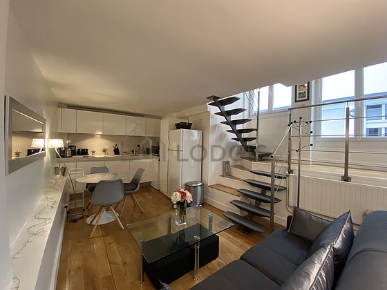 Salon avec du parquet au sol