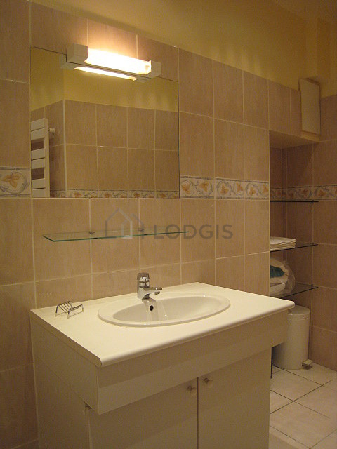 Bathroom equipped with bath towels