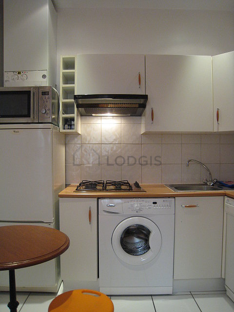 Cuisine dînatoire pour 2 personne(s) équipée de lave linge, réfrigerateur, hotte, vaisselle