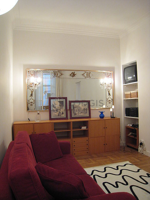 Séjour très calme équipé de 1 canapé(s) lit(s) de 140cm, télé, chaine hifi, placard