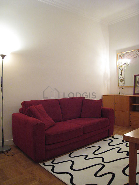Salon avec du parquet au sol
