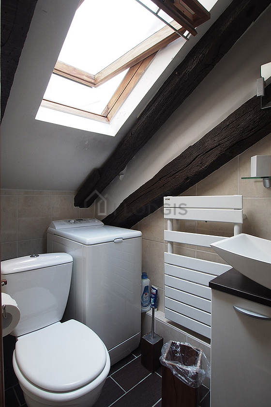 Agréable salle de bain claire avec fenêtres double vitrage et du carrelage au sol