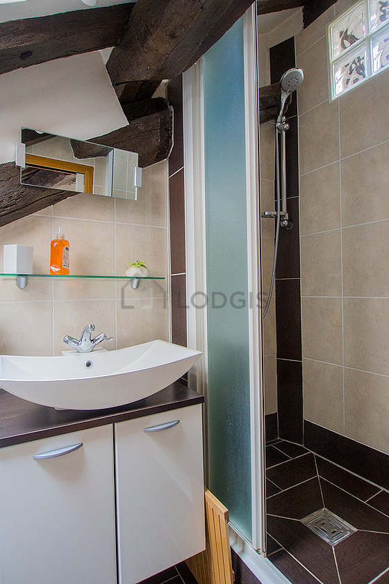 Salle de bain équipée de serviettes de bain