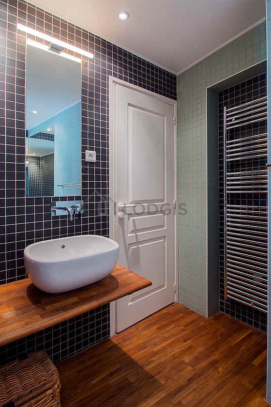 Salle de bain équipée de serviettes de bain