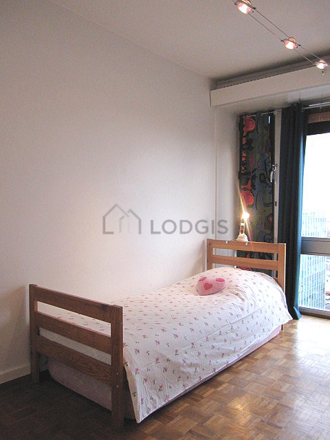 Bedroom of 10m² with wooden floor