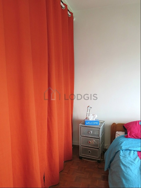 Chambre avec fenêtres donnant sur jardin