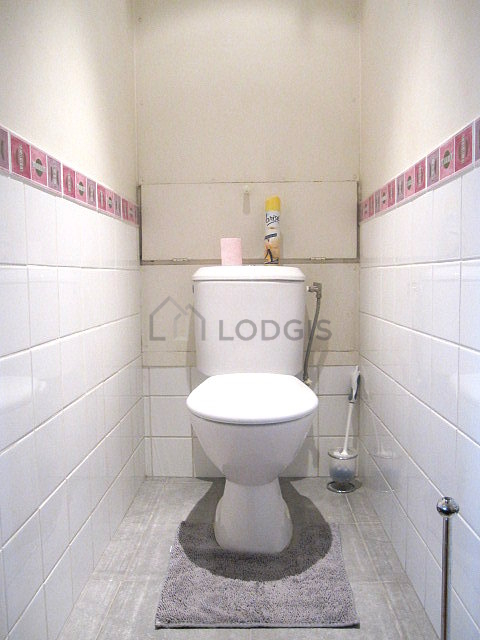 Toilettes indépendantes de la salle d'eau