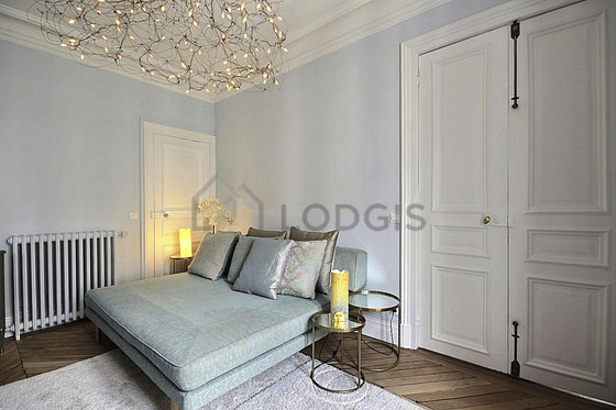 Chambre avec du parquet au sol
