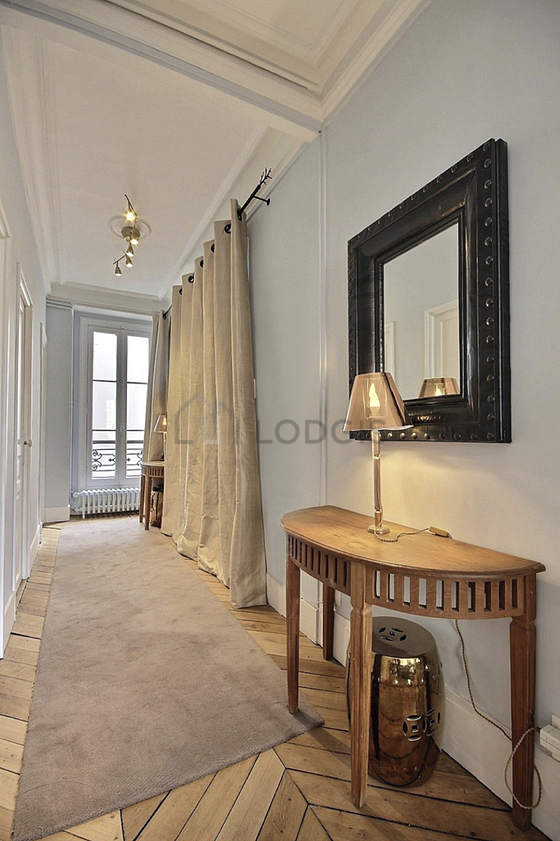 Belle entrée avec du parquet au sol